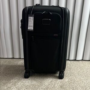 TUMI (ALPHA SERIES) International Expandable 4 Wheeled Carry-On Luggage (Black)
